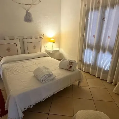 Villa Con Piscina A *